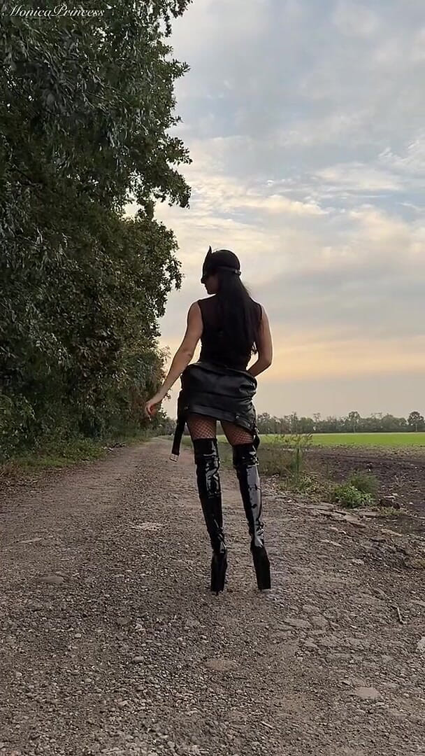 Princess Monica: Služ mi, sněz moji plivku a sundej si moje latexové...