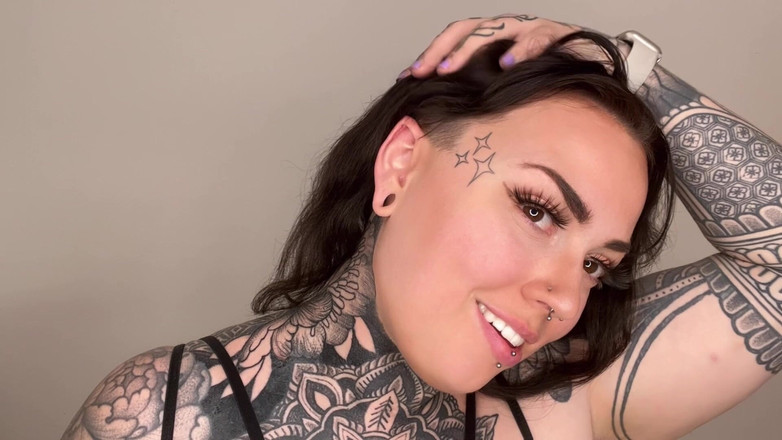 Miss Valentina: 私のタトゥーの体を崇拝して