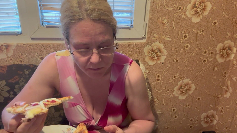 Putarankahotmilf: Eten en fetisj met grote buik, begraven, scheten laten