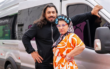 MaturePickup: Pirsingli göbekli olgun otobüste götünü siktiriyor