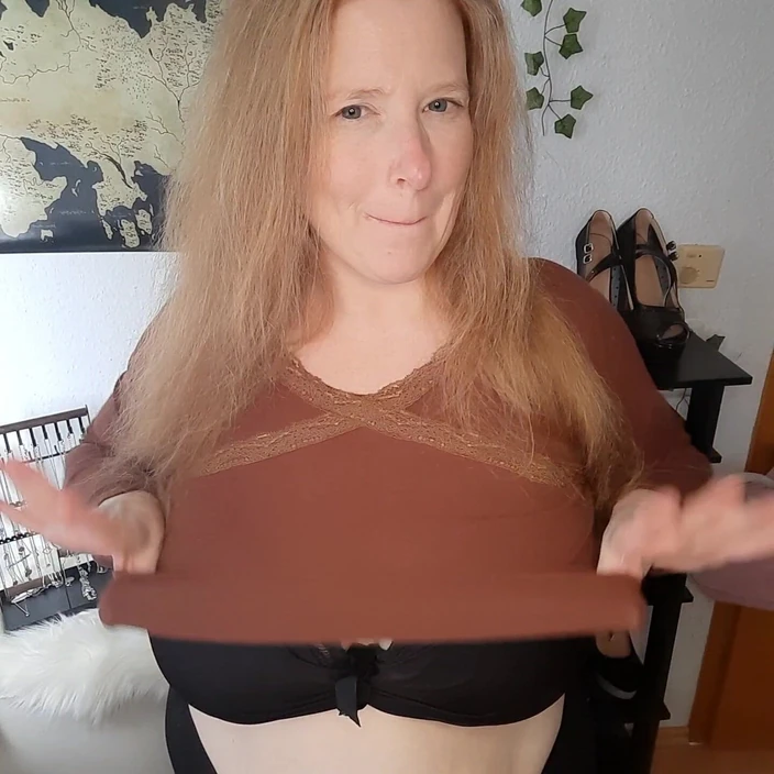 Curly_Dreams: Moje prsa... tak pěkné a velké a měkké