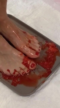 Pisoteo las fresas con mis pies y hago pis