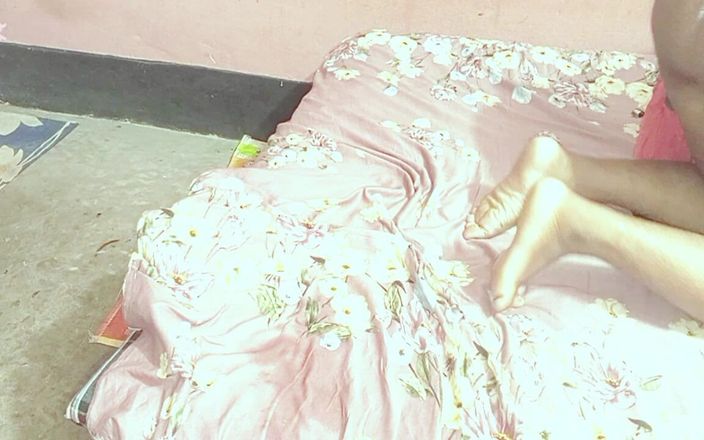 Riyamoni: 料理を終えて彼女のベッドに座った後、私は彼女の部屋に行き、彼女を抱きしめました