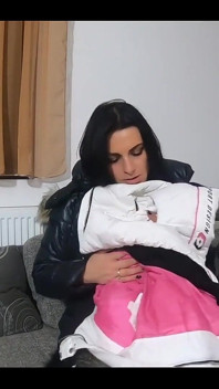 Orta yaşlı seksi kadın mastürbasyon yapıyor ve beyaz kürklü kapşonlu ceketler oynuyor ep. 210 Ceketlerimi giyerken mastürbasyona bayılıyorum.