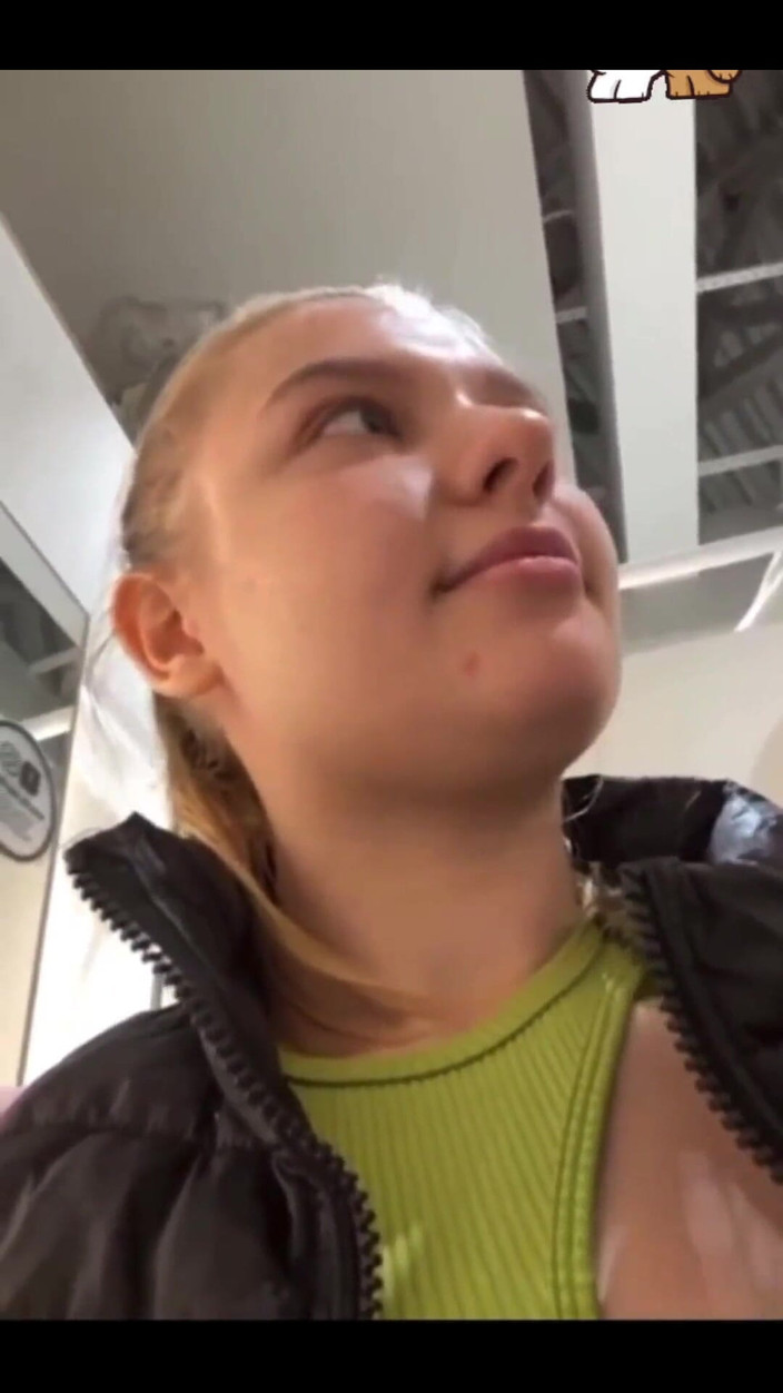 JuiceLussie: Marcher avec un vibromasseur dans la chatte en public