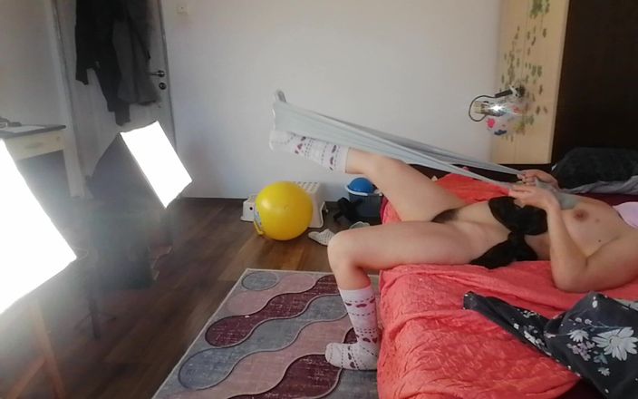 Mirsur: 素人人妻裸体瑜伽，毛茸茸的阴户，大屁股，大奶子。大屁股素人熟女，大奶子，毛茸茸的阴户。