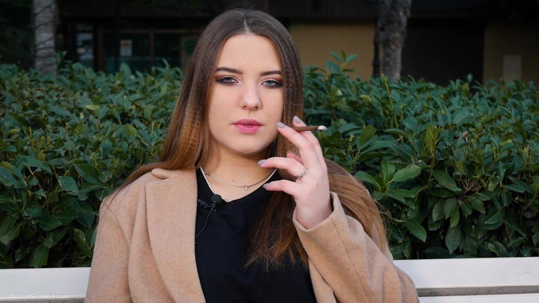 Russian Smokers: La ragazza russa passa la pausa pranzo fumando 1 cigs