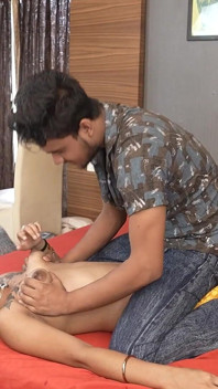 Indiano che seduce un ragazzo inesperto e lo convinco a venire a casa mia