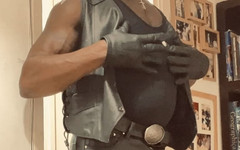 Black smoking muscle stepdad: 黑色皮革烟雾乳头玩和弯曲