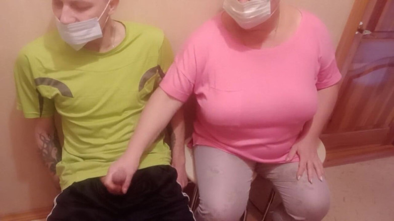Zona901: A woman jerks off my cock in the waiting room