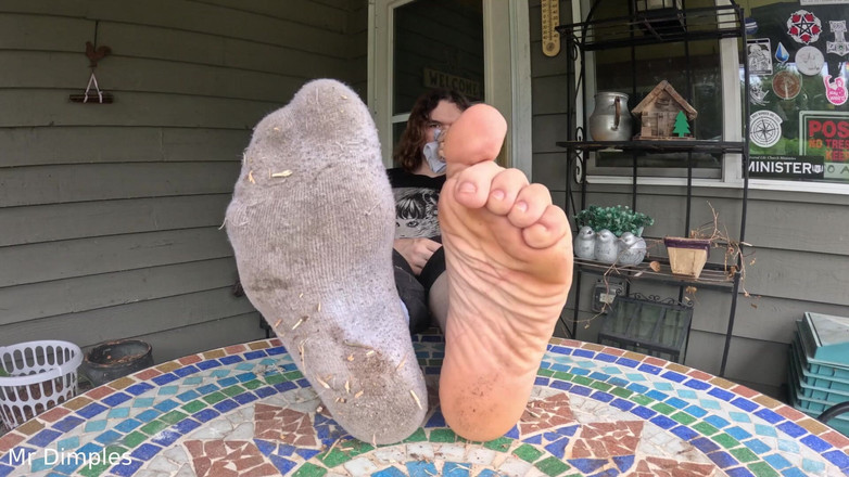 Mr Dimples: 我炫耀我肮脏的袜子和脚