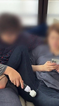 Wanita menikah disiksa dengan vibrator di sofa