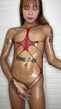 Ladyboy Kiki dělá hrst tlustého spermatu