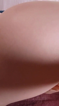 내 보지를 파괴하는 거대한 딜도.