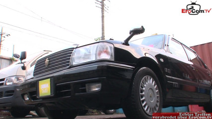 EroCom: Remaja jalang Asia berkongkek di dalam kereta dan memakai nilonnya