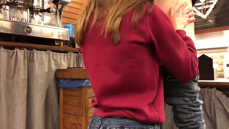 MaybeNatty: Risky Blowjob - 18-jähriges Mädchen Lutscht Den Schwanz Ihrer Freundin Bei Der...