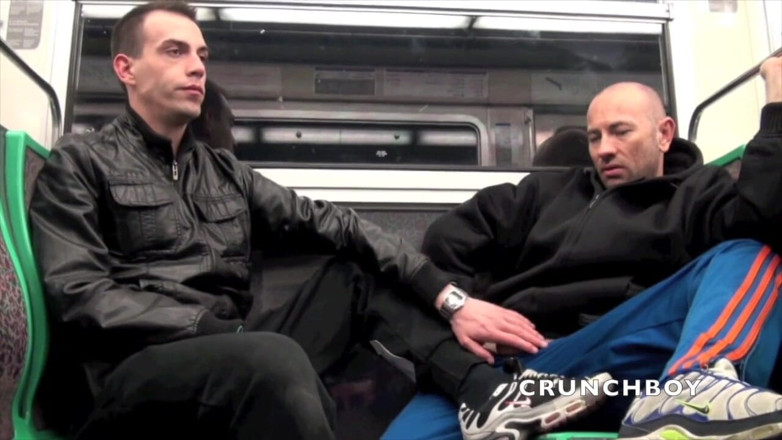 Sneaker gay: Trampki exhib w metrze !! Ryzykowne