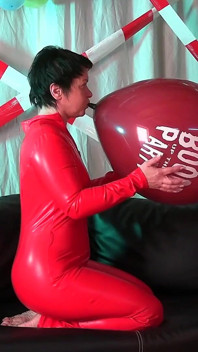 Une MILF aux pieds nus en latex joue avec un ballon