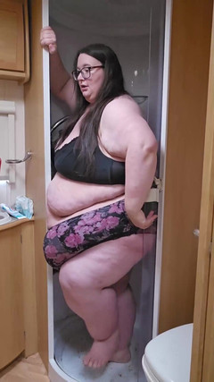 SSBBWLadyBrads: 샤워 캐러밴을 시도하는 Sfw - 2부 트림