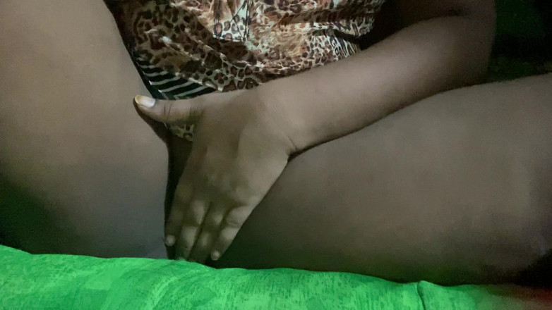 Angoori: Nagma si gadis desa india lagi asik fingering memeknya sampai...