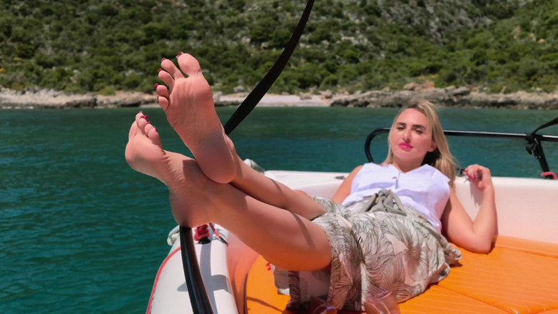 Goddess Lena: Pés e calcanhares no barco