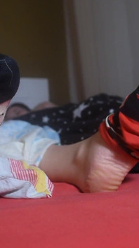 Dua Footsie Girls di Katil