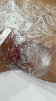 Depilazione della figa con la barba non rasata primo piano! Bionda carina con tette naturali! Pov!