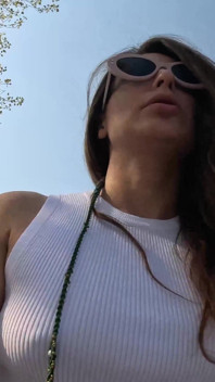 Talia molhando seus jeans e calcinha em uma caminhada da tarde
