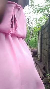 Necken in einem rosa kleid, quetscht meine möpse, fingern, reibt meine nasse haarige muschi