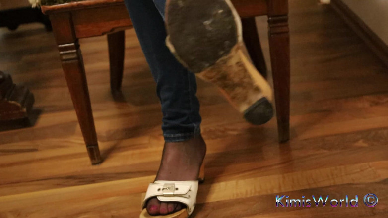 KimisWorld: 착한 발 뒤꿈치, 부드러운 발바닥 - 스타킹에 천천히 매달려