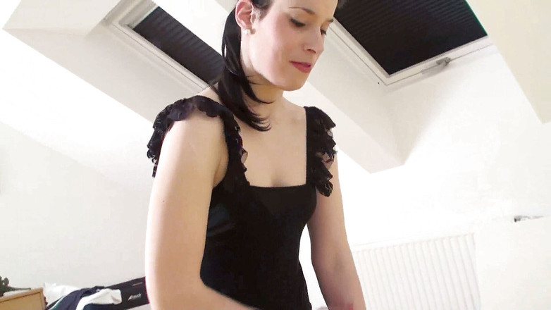 Femdom Austria: Gloria domine ediyor ve tokatlıyor