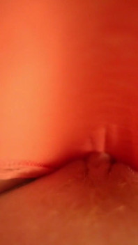 Penetrazione nella figa stretta. Piccola figa in mutandine rosa.