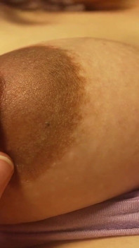 거대한 임신 한 의붓 여동생은 그녀의 임신 한 배와 작은 의붓 형제가 정말 좋아서 배를 만드는 것을 보여줍니다.
