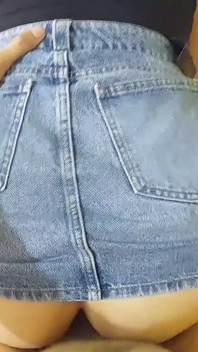 그녀의 데님 미니스커트에서 그녀를 보았을 때 그녀를 따먹는 것을 참을 수 없었어