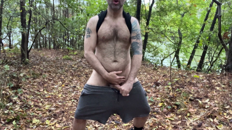 Hairy Wolfe: Un beau pote se branle au bord du lac dans...