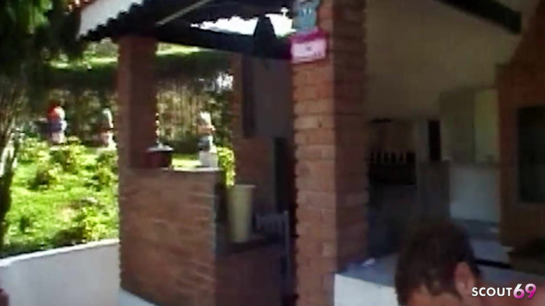 Shemale TS Collection: सुनहरे बालों वाली बड़े स्तन वाली किन्नर आउटडोर गांड में लोगों को चोदती है