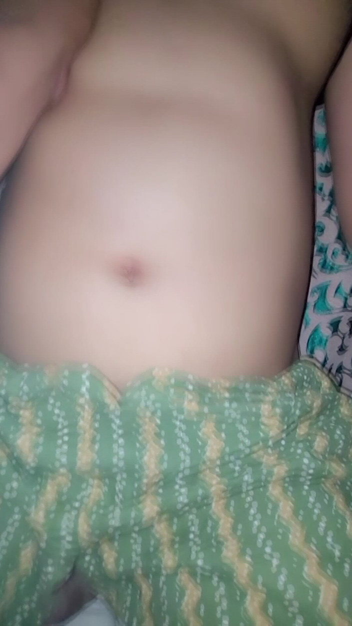 Roobi sharma: Hintli genç kız yatakta kocası tarafından sikiliyor