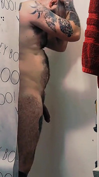 Sexy sprcha horká tetovaný chlap