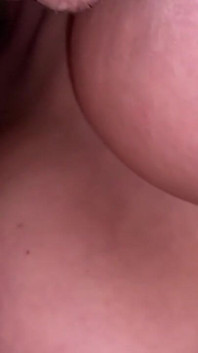 La mia nuova scoperta enormi tette naturali MILF! Le sditalina la figa e i capezzoli e le succhia.