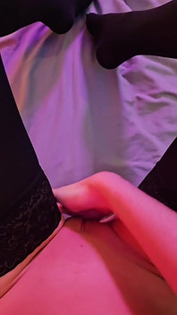 Cewek sange ini lagi asik orgasme sambil stoking nilon!