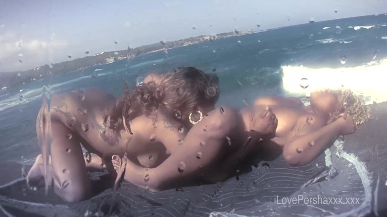 Porsha Carrera XXX: Zwarte meisjes likken poesje op het strand