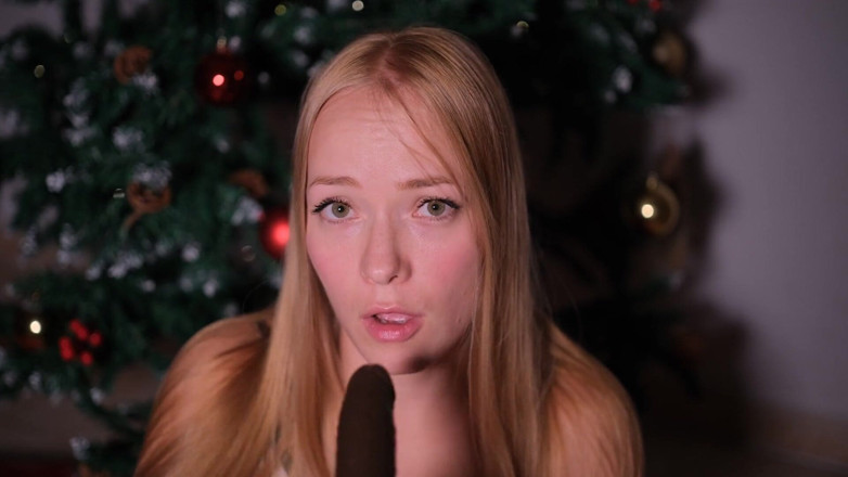 Emily Butterfly: Krásná studentka saje černé péro dildo