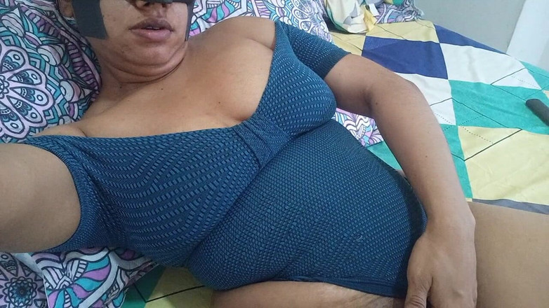 PATY PATY: Seksowna brunetka masuje swoje duże cycki i kremowe cipki