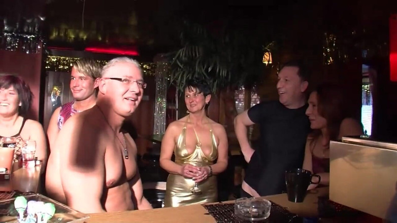 MCG Empire: Des femmes au foyer matures épicées, scènes porno amateur et orgies...