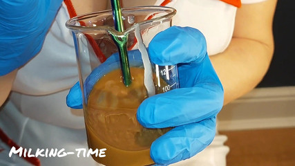 Milking-time: CFNM sestra část 5: děvka manželka polyká vzorek spermatu (čas dojení)