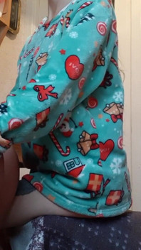 Eu și iubita mea ne masturbăm reciproc în bucătărie în timp ce menajera noastră pregătește micul dejun