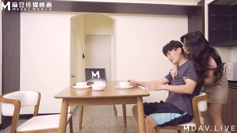 ModelMedia Asia: MD-0166 Tiga kakak perempuan memaksa saya untuk mematahkan keperawanan saya