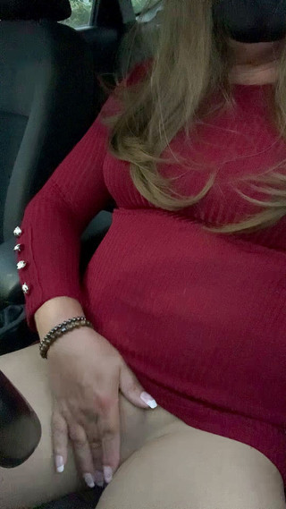 Kelly cd: Kelly cd v červených šatech, nahé punčocháče a podpatky