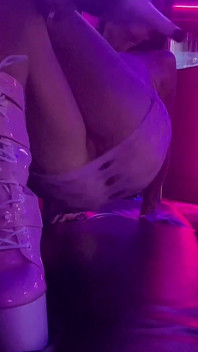 Netter fitter-tanz im club mit High Heels stiefel, fetisch-fokus