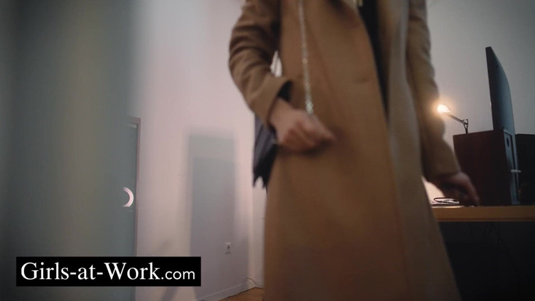 Girls At Work: 자동차 고장, 욕망의 급증